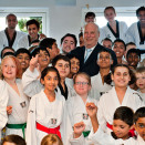 16. april: Kong Harald besøker ungdom ved Ammerud aktivitetssenter og Grorud Taekwondo Klubb (Foto: Fredrik Varfjell / Scanpix)
