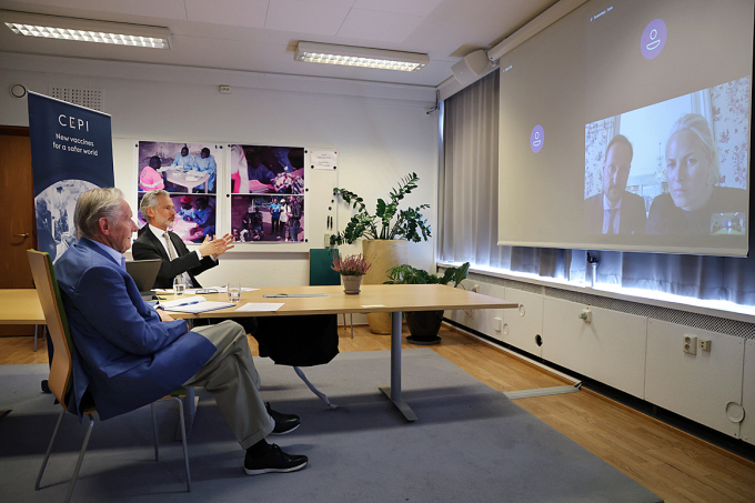 Fra CEPIs lokaler i Oslo fortalte nestleder Frederik Kristensen og spesialrådgiver Tore Godal om arbeidet med stimulere til og framskynde utvikling av vaksiner mot nye smittsomme sykdommer. Foto: Ørn E. Borgen, NTB scanpix