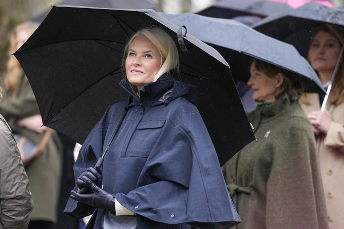 Kronprinsessen var til stede under avdukingen i Slottsparken. Foto: Beate Dahle Oma / NTB