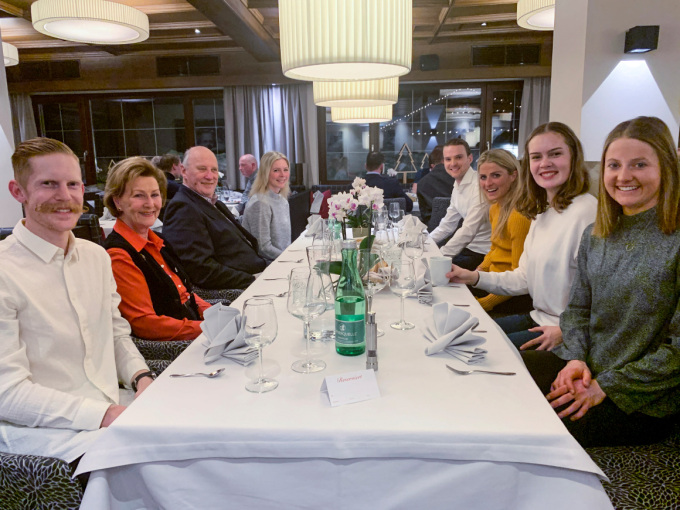 Kong Harald og Dronning Sonja åt middag med fleire av dei norske VM-utøvarane i Seefeld tysdag kveld. Foto: Claes-Tommy Herland / Norges Skiforbund / NTB scanpix