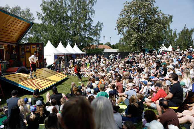 Mange barn og familier hadde samlet seg i Tøyenparken lørdag. Foto: Jonas Been Henriksen / NTB