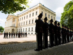 Garden leat Majestehta Gonagasa militeara heaggavávttat ja sii čužžot váktan Šloahta olggobealde birra jándora. Govva: Berit Roald, NTB scanpix