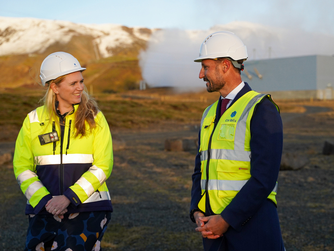 Carbfix CEO Edda Aradóttir ja Ruvdnaprinsa Haakon. Govven: Liv Anette Luane, Gonagaslaš hoavva