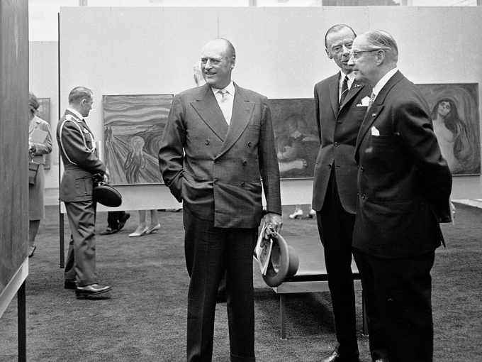 1963:s Gonagas Olav čađahii «boares» Munch-musea rahpama. Direktera Johan H. Langaardain (gb) ja sátnejođiheaddji Rolf Strangeriin Gonagas oahpistuvvui málagovvačoakkáldagas. Govva: Erik Thorberg, NTB