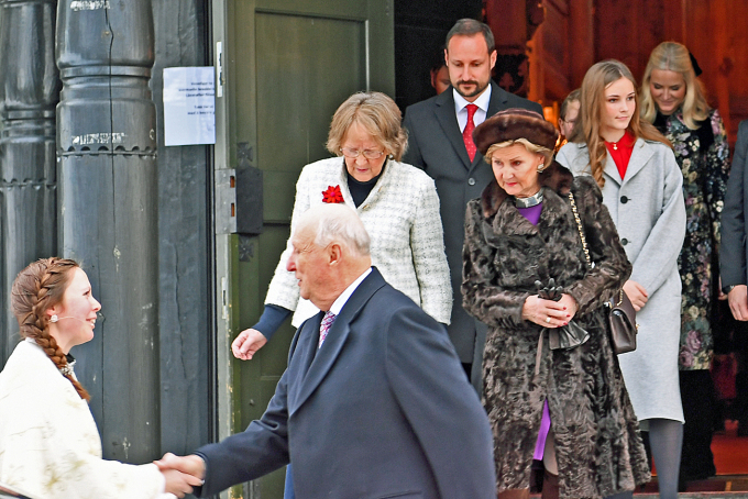 Kong Harald hilser på kapellan Silje Karlsen. Foto: Sven Gj. Gjeruldsen, Det kongelige hoff