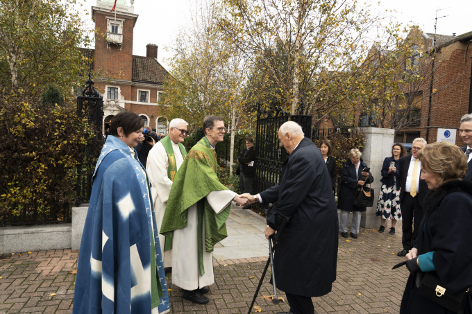 Kongeparet ønskes velkommen utenfor kirkeporten. Foto: Sjømannskirken i London