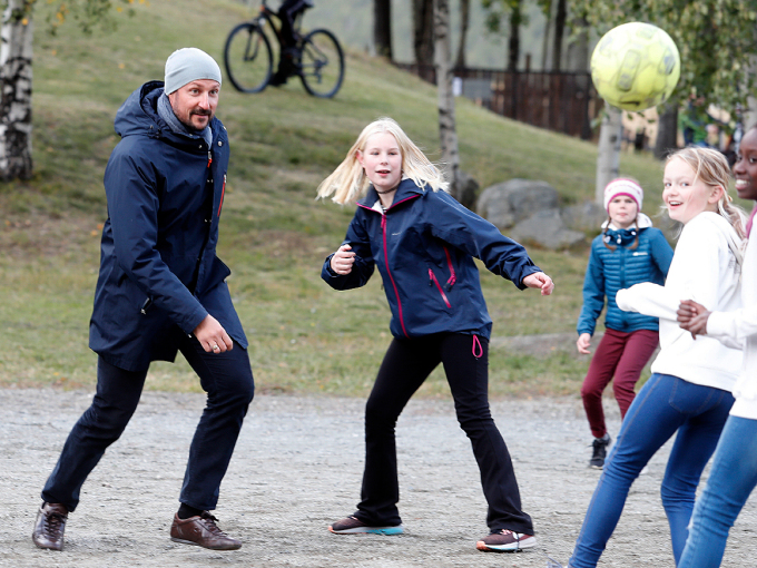 Ruvdnaprinsa Haakon searvvai spábbačiekčamii Loar skuvllas. Govva: Marius Gulliksrud, Stella Pictures