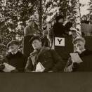Gonagas Haakon ja Ruvdnaprinsa Olav Gonagastribunas 1922/23 (Govva: Sport & General, Press Agency, London / Gonagasla&#154; hoava vuorkágovva)