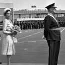 Gonagas Baudouin ja Dronnet Fabiola leigga stáhtaguossástallamis Norggas 1965:s. Dá vurdet Gonagas Olav, Ruvdnaprinsa Harald ja Prinseassa Astrid gussiid boahtima Fornebuas (Govva: Hordnes / NTB / Scanpix)