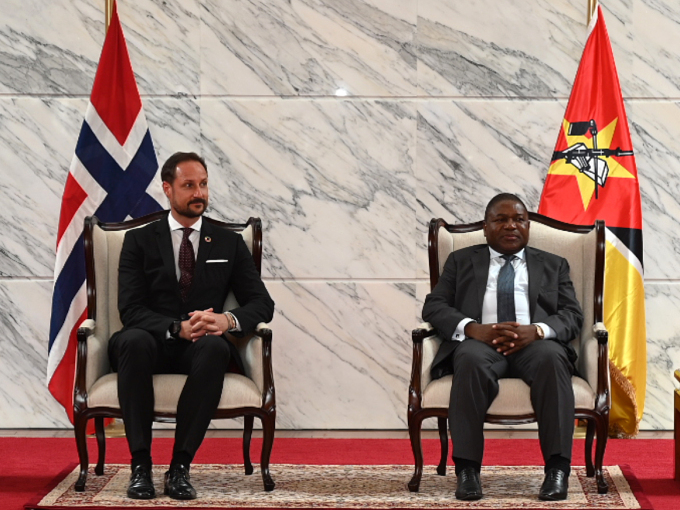 Ruvdnaprinsa Haakon ja Presideanta Filipe Nyusi deaivvadeigga ságastallamiidda. Govva: Sven Gj. Gjeruldsen, Gonagaslaš hoavva