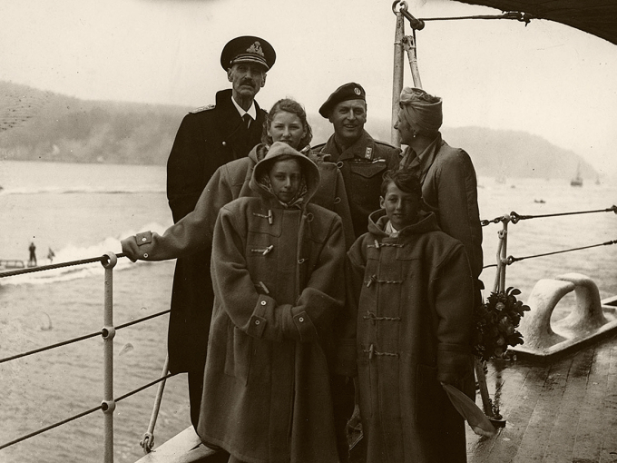 HMS Norfolk lea joavdan Oslovutnii, mátkkošteamen ruoktot friddja Norgii. Lei nu heajos dálki ahte mánát ožžo luoikkas bivvalis sujiid fanasveaga olbmuin. Govva: the Royal Navy / Gonagaslaš vuorká