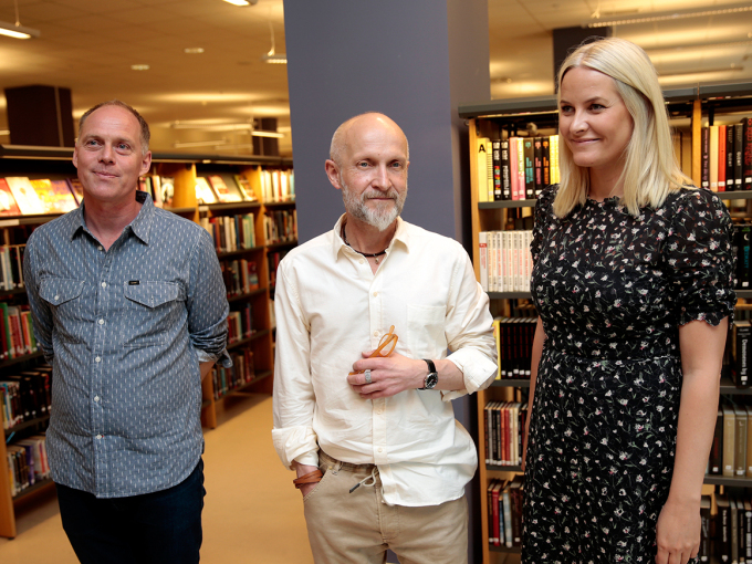 Kronprinsessen innledet til samtale mellom Geir Gulliksen og Lars Saabye Christensen i biblioteket på Hønefoss. Foto: Lise Åserud / NTB scanpix