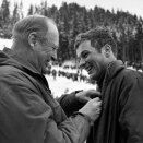 Gonagas Olav sávva lihku Norggameastárii Erling Stranden, go lea vuoitán stuora luohkás njuikema, 1969 (Govva: Arild Hordnes NTB / Scanpix)