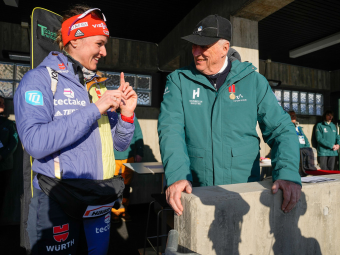 Tyske Denise Herrmann-Wick hilser på Kong Harald etter at hun vant kvinnenes sprint i skiskyting lørdag. Foto: Javad Parsa / NTB