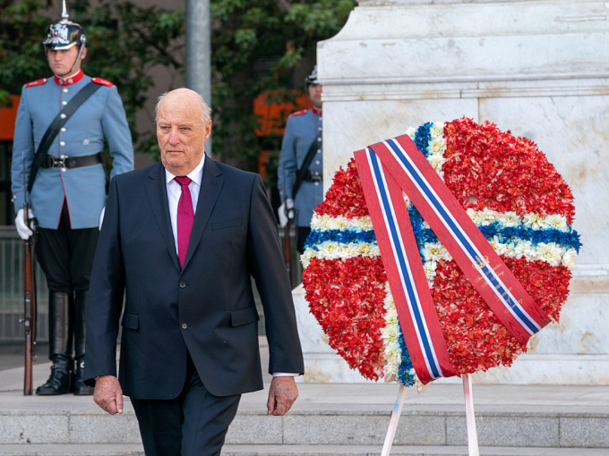 Gonagas bidjá lieđđekránssa Chile riikaáhči, Bernardo O'Higgins, muitomearkka lusa. Govva: Heiko Junge, NTB scanpix