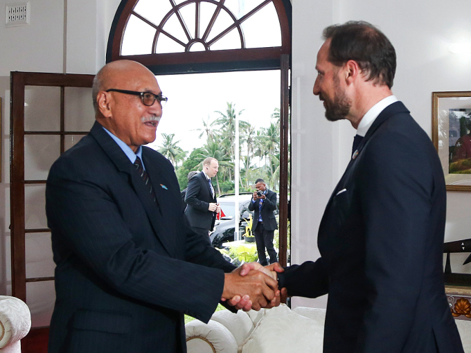 Ruvdnaprinsa Haakon ja Presideanta Jioji Konrote čoahkkimis. Govva: Karen Setten / NTB scanpix