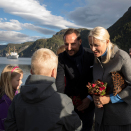 Blomsterbarna Karoline (3. klasse) og Jakob (4. klasse) var med og tok i mot Kronprinsen og Kronprinsessen. Foto: Berit Roald / NTB scanpix. 