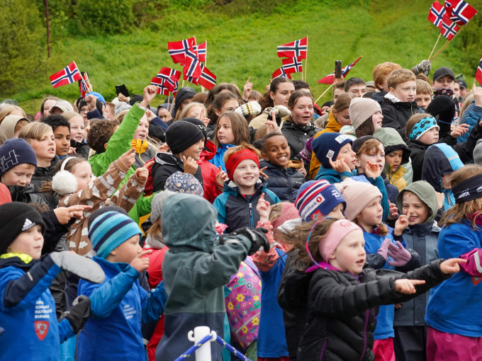 260 oahppi Sømnaskuvllas dánsume BlimE-dánssu. Govven:  Liv Anette Luane, Gonagaslaš hoavva.