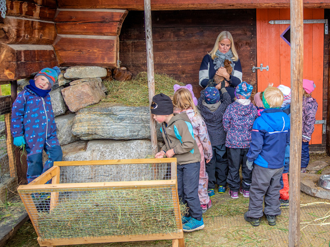 Ruvdnaprinseassa Mette-Marit dearvvaha kaniinnaid. Govva: Marius Gulliksrud, Stella Pictures