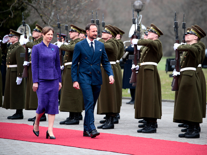 Ruvdnaprinsa Haakon ja Presideanta Kaljulaid inspisereba estilaš gudnigardena. Govva: Lise Åserud, NTB Scanpix