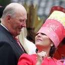 Barnehagebarna hadde laget en fin krone til Dronningen (Foto: Alf Ove Hansen / Scanpix)