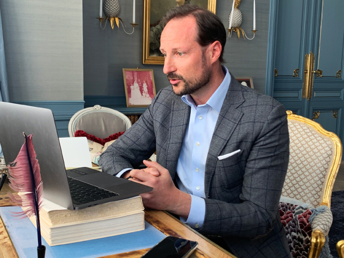 Kronprins Haakon i videomøte med ledere av mindre bedrifter. Foto: Maren Kvikshaug, Det kongelige hoff