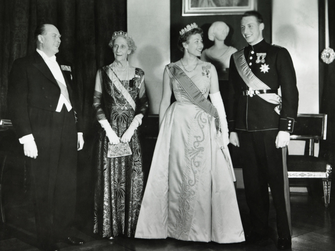 Gonagas Olav, Prinseassa Ingeborg Ruoŧas, Prinseassa Astrid ja Ruvdnaprisa Harald jođus gallamállásiidda Ruvdnaprinsa 21. jagi ja válddálašvuođabeivvi oktavuođas jagis 1958. Dát lea maŋemus geardi go Prinseassa Ingeborg geavahii dán oaivečiŋa. Govva: Gonagaslaš čoakkáldagat
