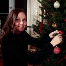 Den 19. desember var det julefotografering på Slottet. Kongeparet, Kronprinsparet, Prinsesse Ingrid Alexandra og Prins Sverre Magnus var samlet om juletreet i Røde salong. Foto: Lise Åserud, NTB scanpix