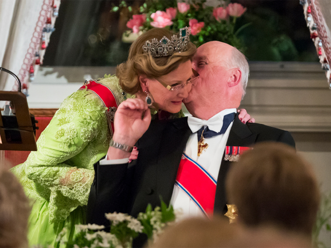 Kong Harald fikk en klem etter Dronningens tale. Foto: Heiko Junge / NTB scanpix