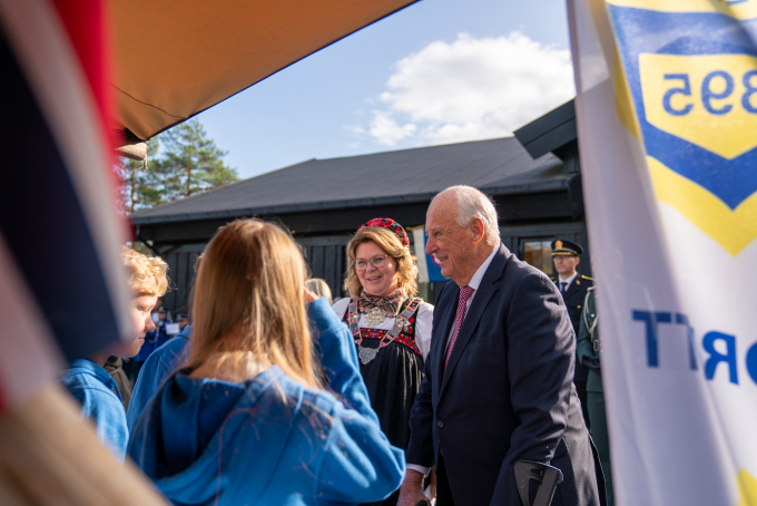 Friidrettsgruppa i Flå forteller Kongen om sine aktiviteter. Foto: Simen Sund, Det kongelige hoff