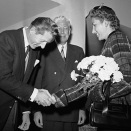 Prinseassa Astrid buorástahttá filbmaneavttára Danny Kaye UNICEF-lágideamis Saga kinos Oslos. Danny Kaye mátkko&#154;ta birra máilmmi UNICEF goodwillambassadevran. (Govva: NTB / Scanpix)
