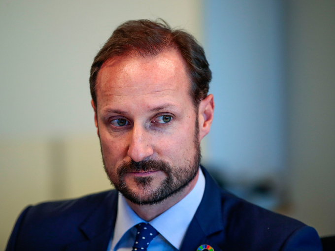 Kronprins Haakon fekk ein grundig gjennomgang av arbeidet Flyktninghjelpa gjer for å hjelpe og beskytte menneske på flukt over heile verda. Foto: Lise Åserud / NTB Scanpix.