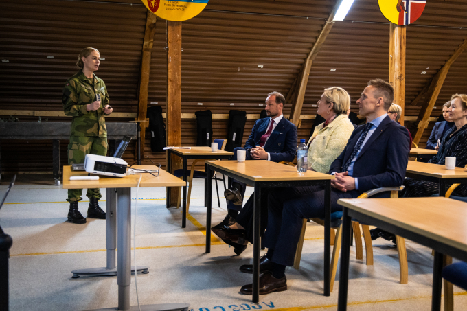 De besøkende fikken presentasjon om operasjon Gungne av sjef HV-12, Marianne Eidem under besøket til Heimevernet på Værnes i Trøndelag. Foto: Kristian Kapelrud, Forsvaret