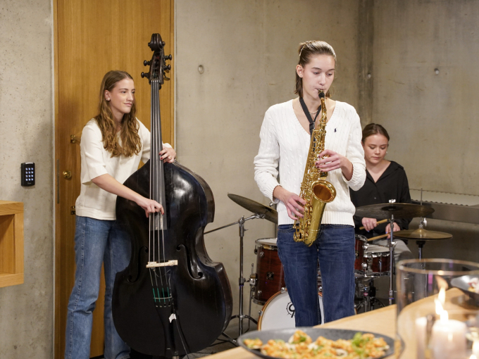 Elinor Brørby Placucci (altsax), Alva Salomon Grønning (kontrabass) og Una Stenbråten Harildstad (trommer) fra Barnas jazzhus, sto for det musikalske under markeringen, akkompagnert av Odd André Elveland på piano. Foto: Liv Anette Luane, Det kongelige hoff