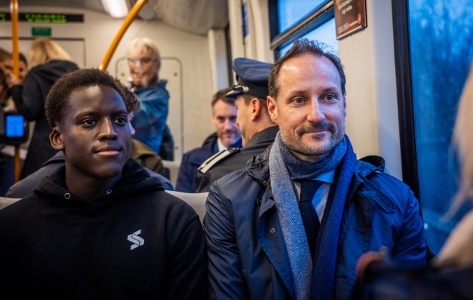 Kronprinsen tok T-banen fra Ryen til Majorstua. Foto: Ole Berg-Rusten, NTB
