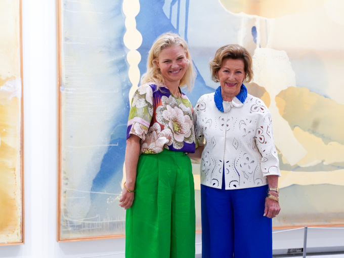 Dronning Sonja og Solveig Øvstebø, direktør ved Astrup Fearnley Museet, foran verket “Apparizione (1-3)” av Sigmar Polke. Foto: Liv Anette Luane, Det kongelige hoff