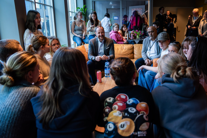 Kronprinsregenten i samtale med ungdom på ungdomskulturhuset G60. Ungdommene fortalte blant annet om hvorfor dette er en viktig møteplass for inkludering. Foto: Ola Vatn, Det kongelige hoff