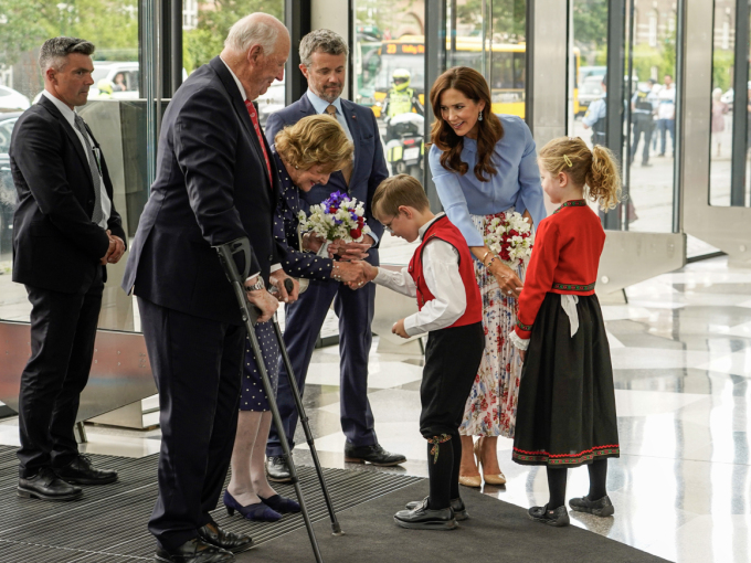 Blomsterbarna Harald Fredrik Staveli Hoffmann og Thea Strøm hadde blomster med til Dronning Sonja og Kronprinsesse Mary da de ankom næringslivsseminaret. Foto: Lise Åserud / NTB