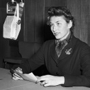 1955:s ávvudedje go lea 50 jagi dan rájes Norgga gonagasbeara&#154; bo&#273;ii Norgii. Prinseassa Astrid doalai vuostta&#154; geardde sártni radios, gudnin áddjásis, Gonagas Haakonii (Govva: Jan Stage NTB / Scanpix)