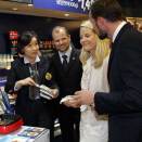 Ruvdnaprinsabárra beasai máistet norgga luosa mii lei ráhkaduvvon korea vuogi mielde go finaiga Kim's Mart Supermarkedis Seoulas (Govva: Lise Åserud, Scanpix)