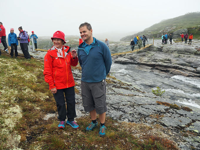 Dronning Sonja saman med Harald Alvavoll frå Munketrappens vener. Foto: Liv Anette Luane, Det kongelege hoff