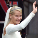 Ruvdnaprinsabárra náitalii Oslo Duopmogirkus borgemánu 25. beaivvi 2001. Dá: Ruvdnamoarsi boahtá girkui ja Ruvdnaprinsa Haakon vuostáiváldá su (Govva: Lise Åserud / Scanpix)