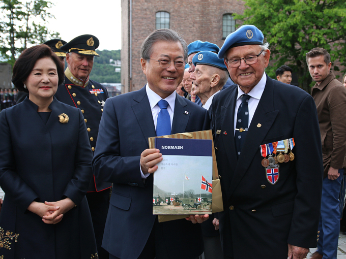 Presideanta Moon ja roavvá Kim dearvvaheaba NORMASH veteránaid. Govva: Sara Svanemyr, Gonagaslaš hoavva
