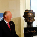 Gonagas Harald ja presideanta Ga&#154;parovi&#269; rahpaba Bjørnstjerne Bjørnson skulptuvrra Bjørnson&#269;ájáhusas Bratislava &#138;loahtas (Govva: Terje Bendiksby / Scanpix)