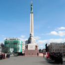 Ruvdnaprinsabárra ja Presideantabárra bidjet liđiid Latvia Friddjavuođamonumeantta lusa. Govva: Lise Åserud / NTB Scanpix
