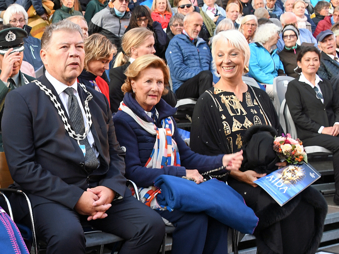 Dronningen tok plass sammen med sitt vertskap, operasjef Anne Felberg og ordfører Odd Haktor Slåke. Foto: Sven Gj. Gjeruldsen, Det kongelige hoff