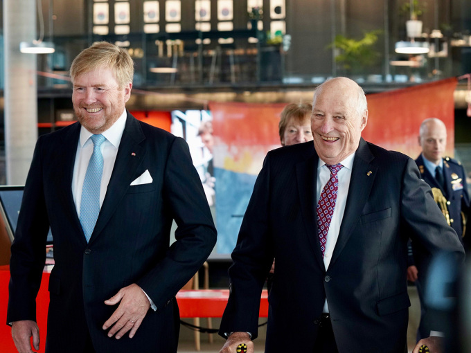 Gonagas Willem-Alexander ja Gonagas Harald boahtiba Deichmanai, Bjørvikas.