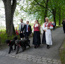 Om morgenen, møtte Kronprinsfamilien representanter for Asker-skolene - slik de normalt ville tatt i mot barnetoget utenfor Skaugum. Foto: Lise Åserud / NTB scanpix