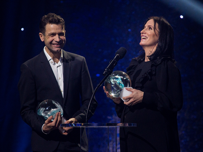 Ole Einar Bjørndalen og Marit Bjørgen tar imot Idrettsgallaens hederspris. Foto: Carina Johansen / NTB Scanpix