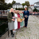 Edvard Munch orui Åsgårdstrandas guhkit áiggiid, ja ollu su govvamotiivvat leat vuolgán dáin báikkiin. Ruvdnaprinsabárra beasai oaidnit "Pikene på broen", daid govahalle Eva Elise Steen-Hansen, Celina Waaler ja Mathea Astrup Grinsmos. Govva: Lise Åserud, NTB scanpix